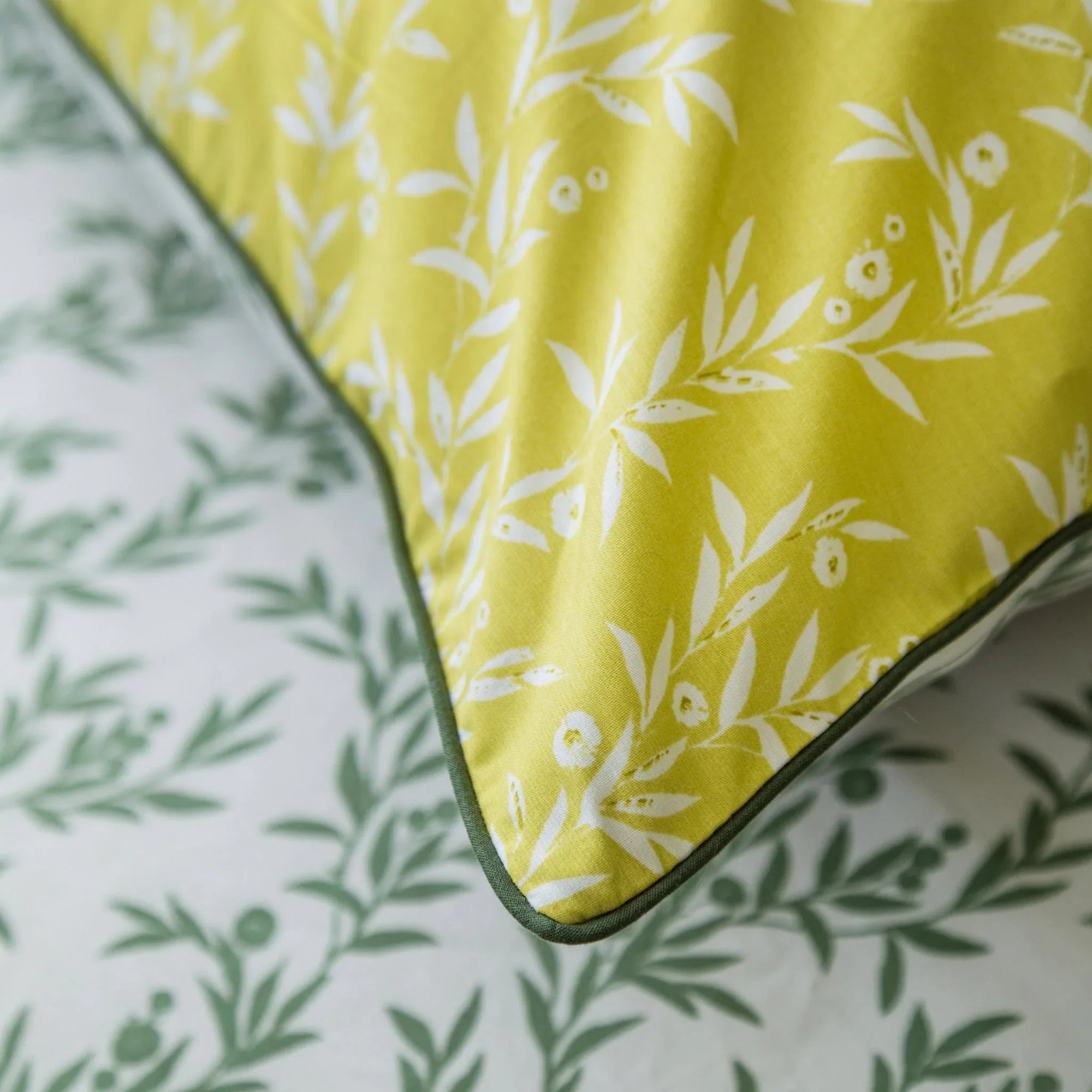 Parure de lit en percale pure, motif floral vert olive et jaune (FR)
