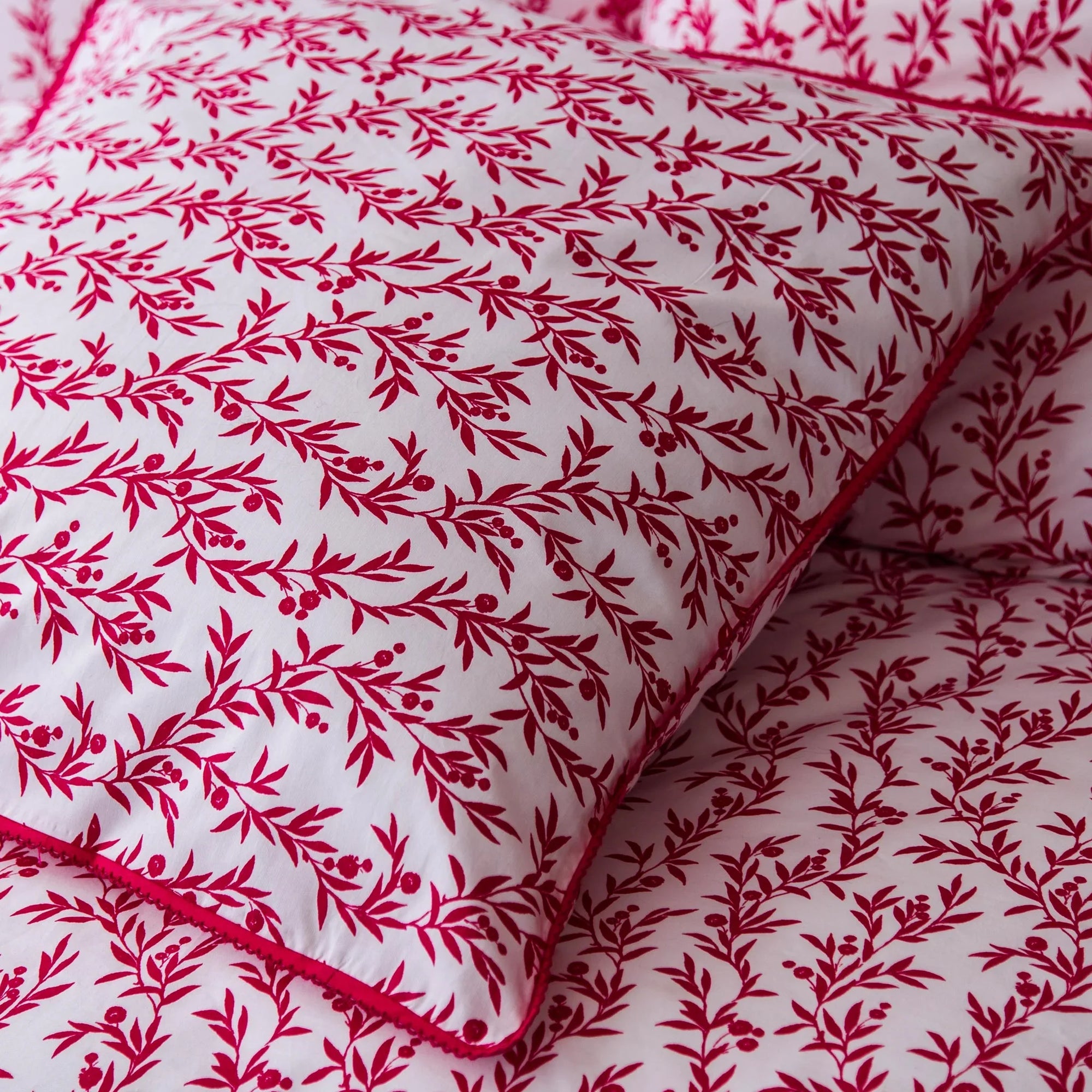 Parure de lit en percale pure blanche et magenta à petits motifs floraux (FR)