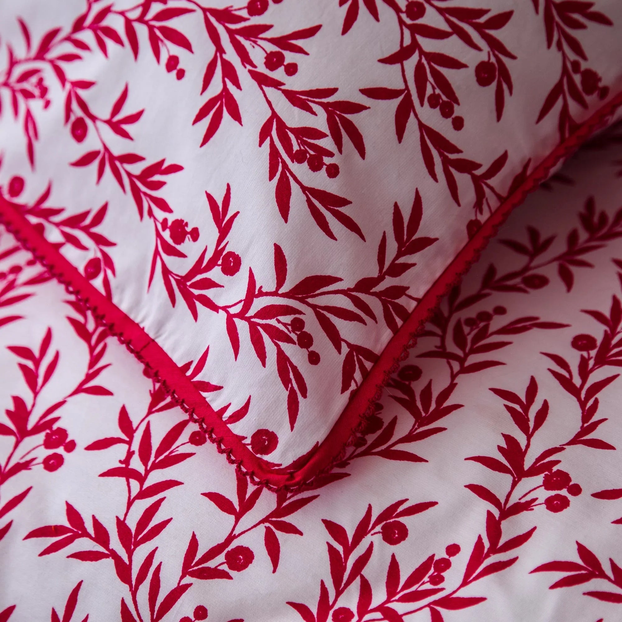 Parure de lit en percale pure blanche et magenta à petits motifs floraux (FR)
