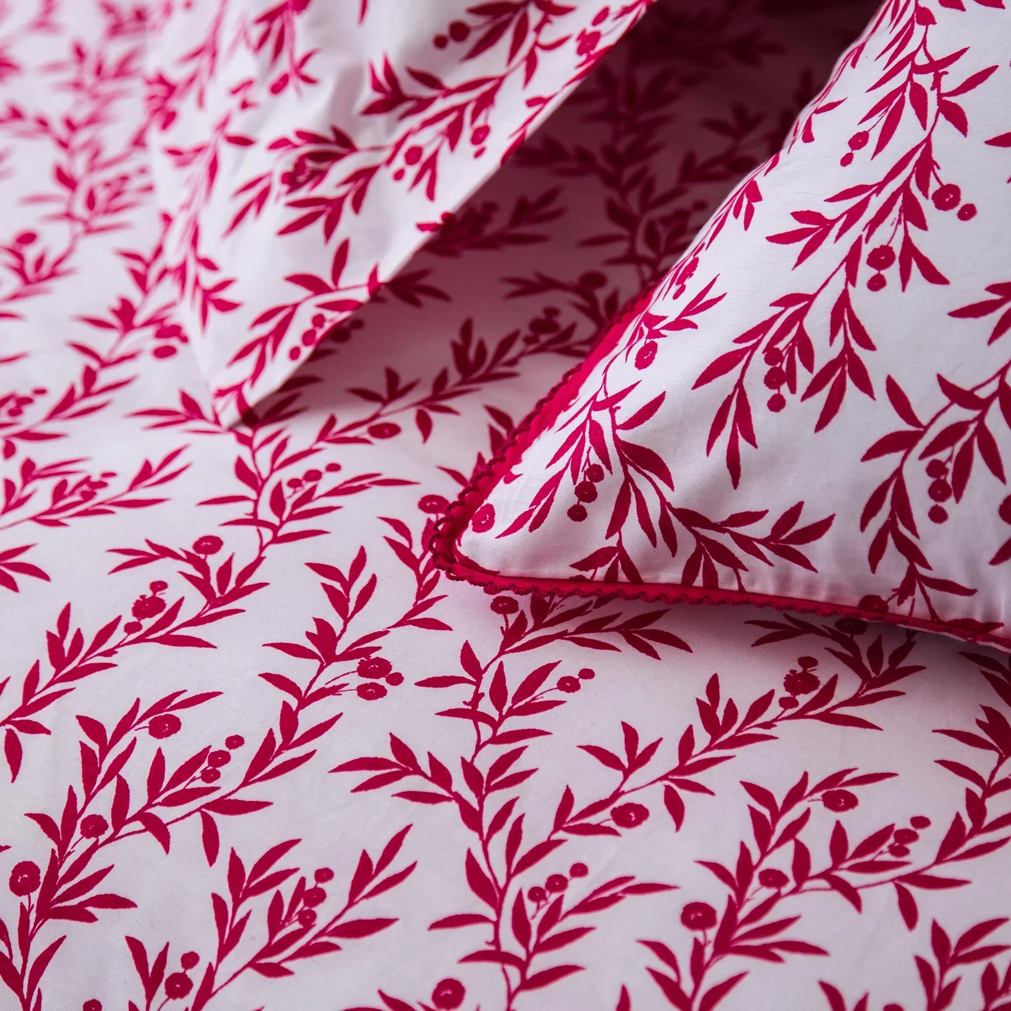 Parure de lit en percale pure blanche et magenta à petits motifs floraux (FR)