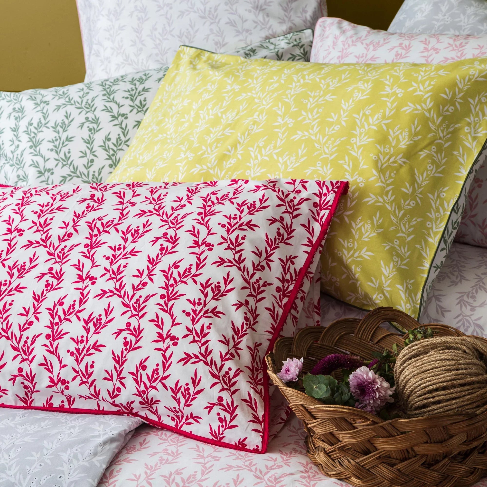 Parure de lit en percale pure blanche et magenta à petits motifs floraux (FR)